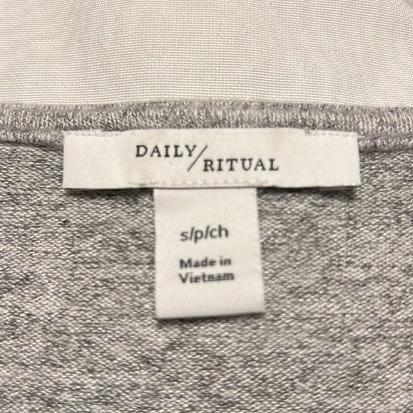 Grey Daily / Ritual top - Picture 3 of 3